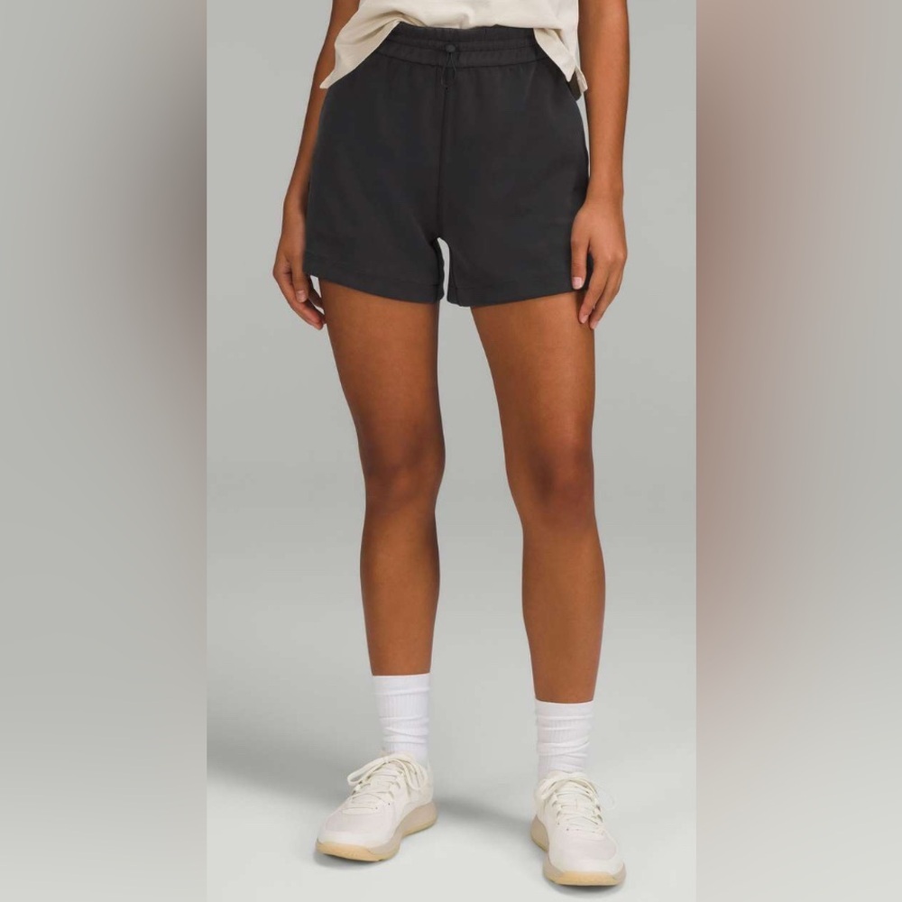 NWOT Lululemon Softstreme High-Rise Short 4" Black